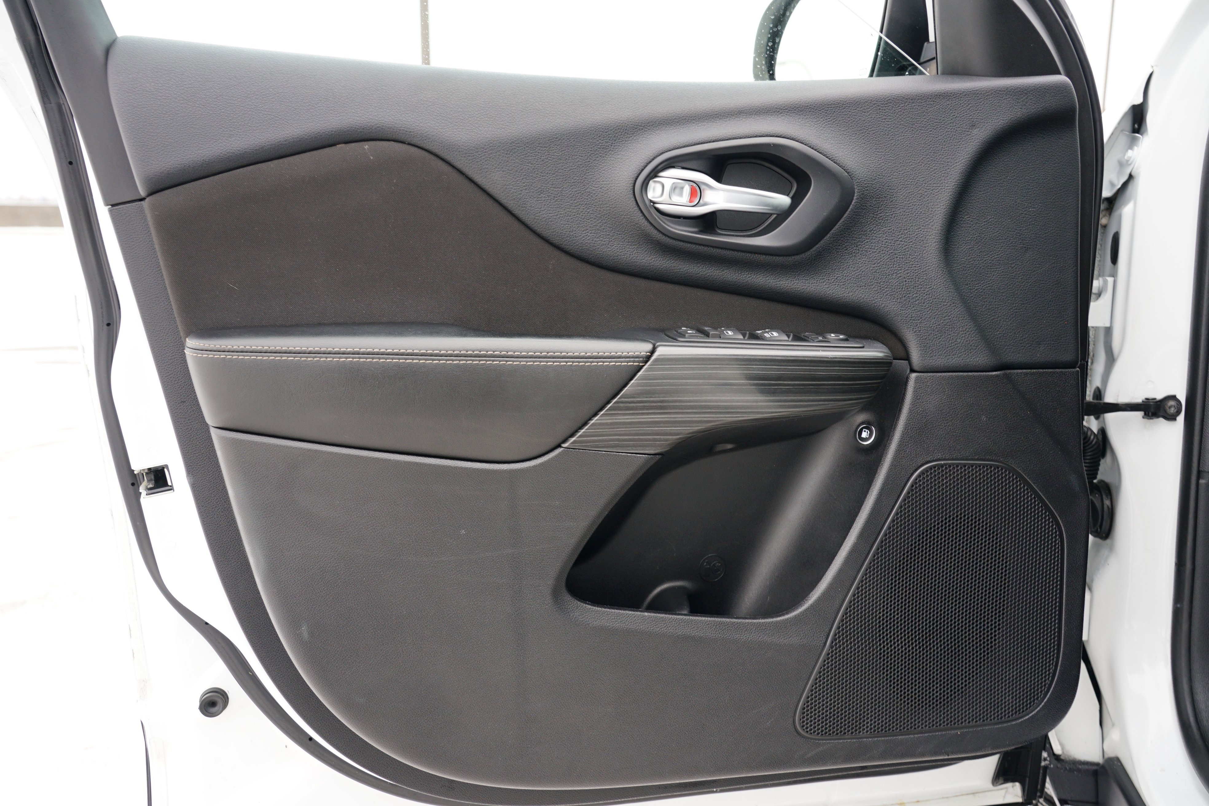 Used 2016 Jeep Cherokee Latitude w/ Cold Weather Group image 14