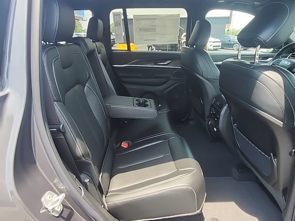 New 2026 Jeep Grand Cherokee Limited w/ Luxury Tech Group II RWD image 40