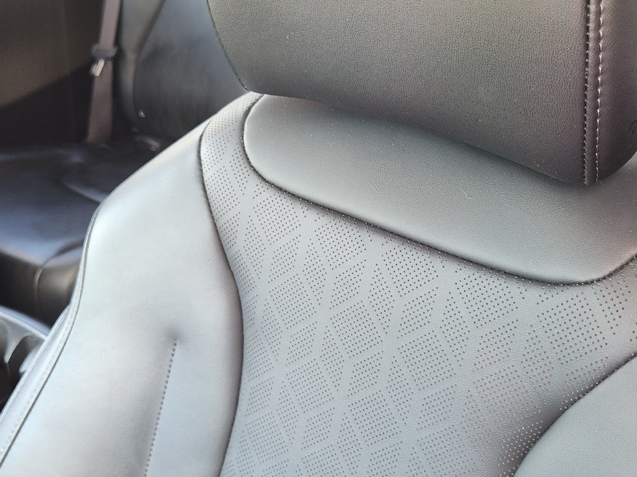 Used 2025 Kia Carnival FWD image 14