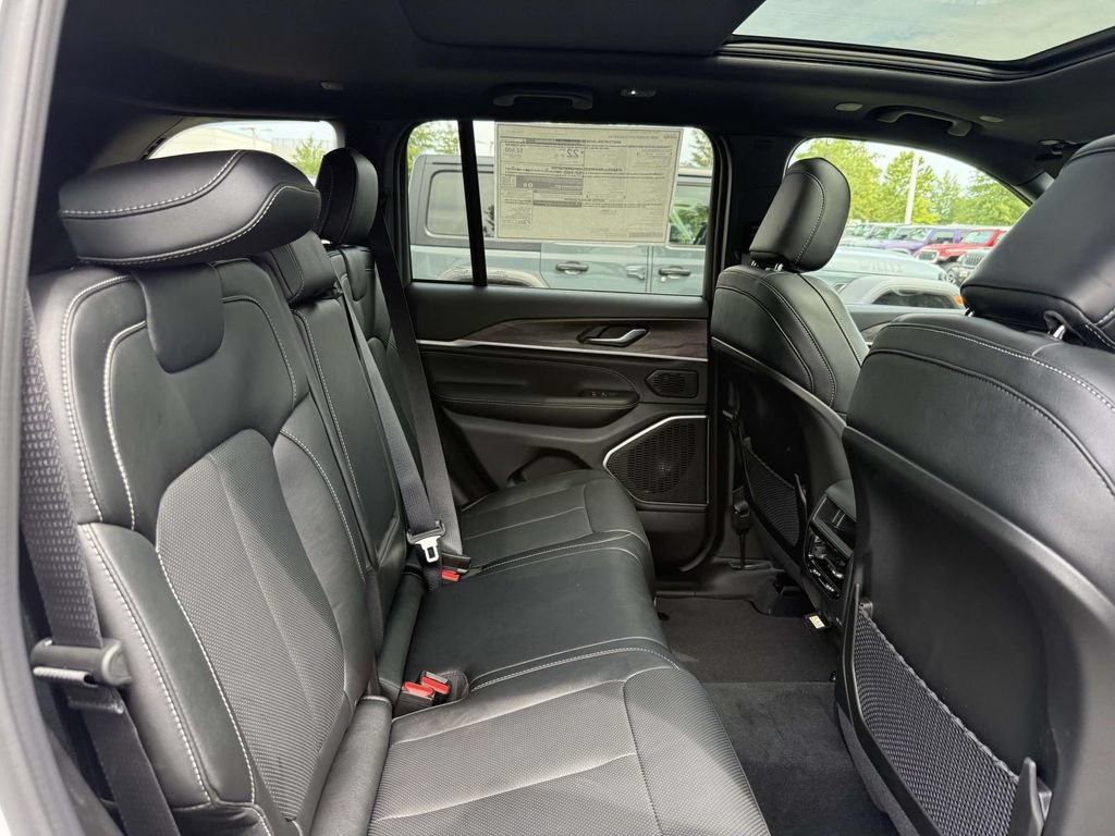 New 2027 Jeep Grand Cherokee Limited AWD/4WD image 16