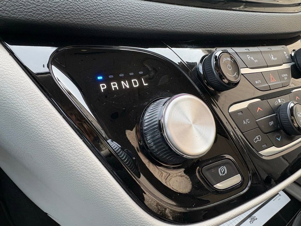 Used 2023 Chrysler Pacifica Touring-L image 32