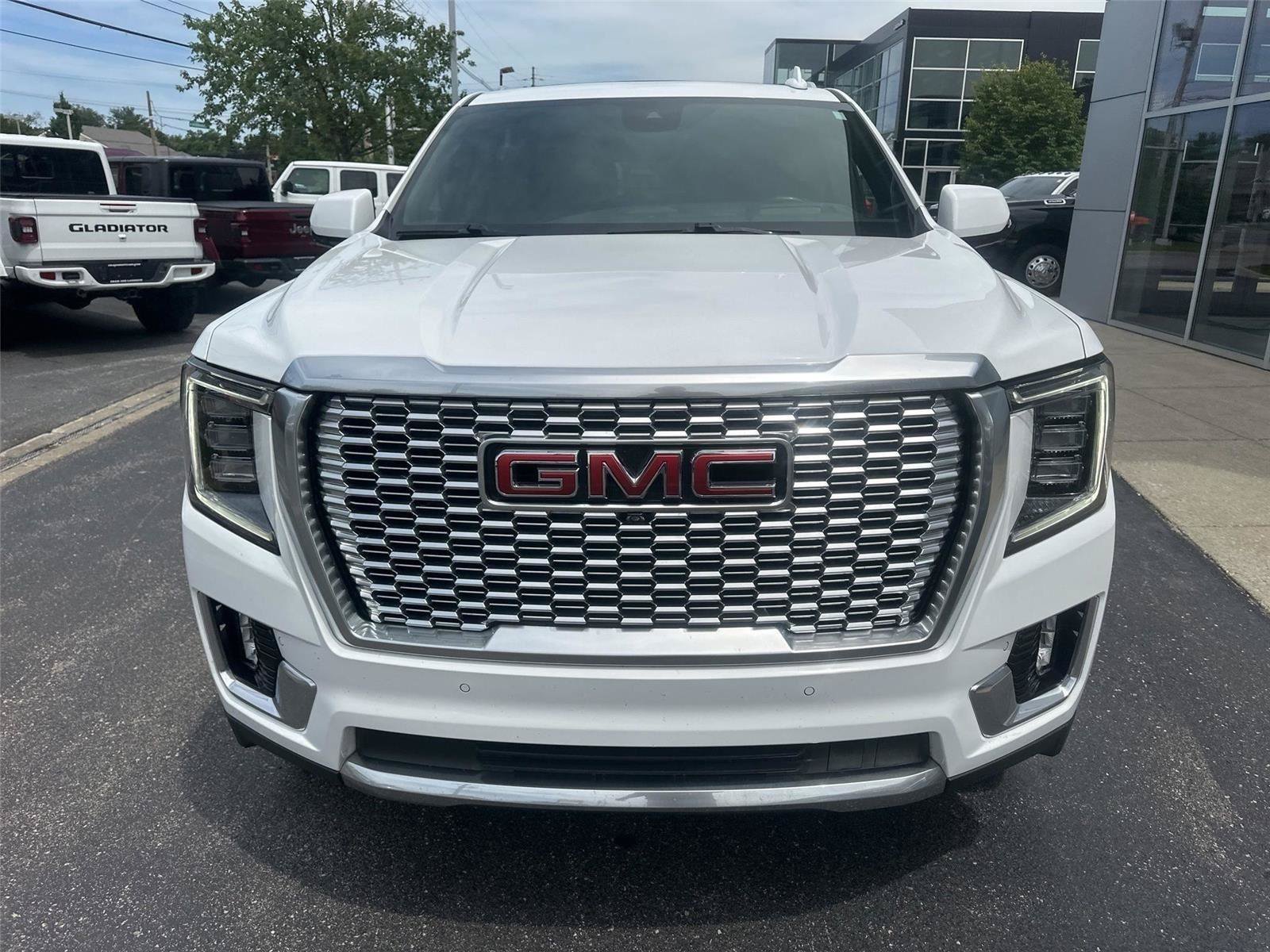 Used 2023 GMC Yukon XL Denali w/ Denali Reserve Package AWD/4WD image 7