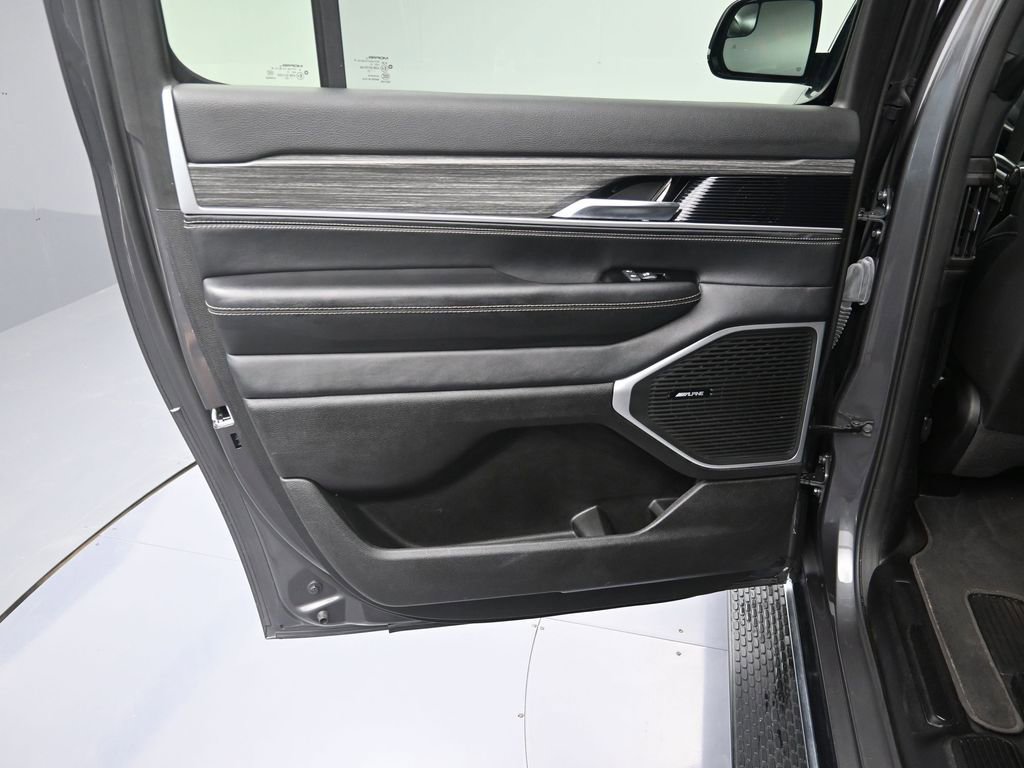 Used 2024 Jeep Wagoneer L Series II RWD image 21