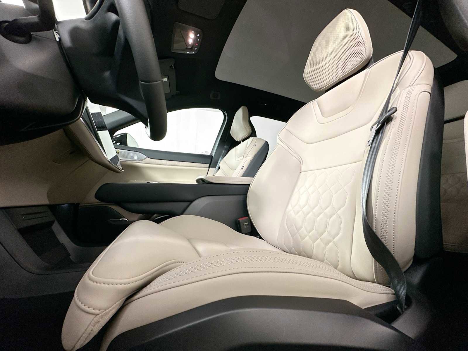 New 2025 Volvo EX90 Ultra image 16