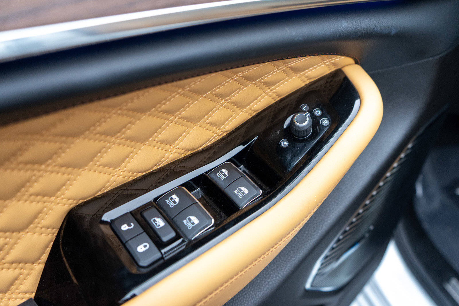 Used 2022 Jeep Grand Cherokee L Summit w/ Luxury Tech Group V image 15