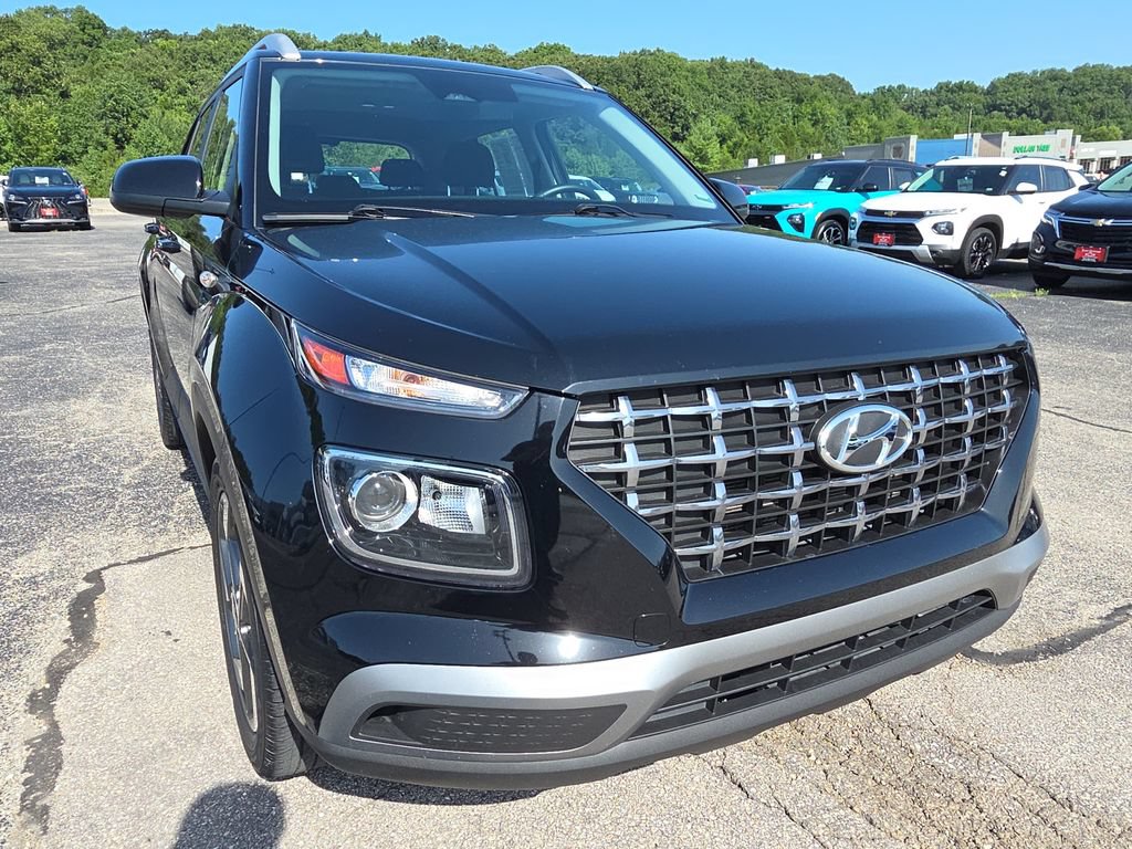 Used 2023 Hyundai Venue SEL FWD image 11