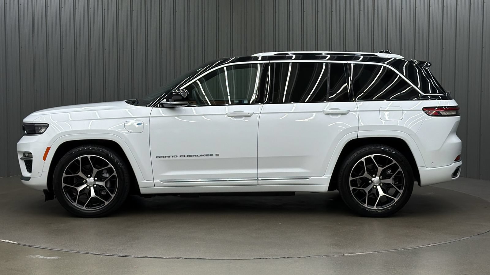Used 2023 Jeep Grand Cherokee Summit AWD/4WD image 2