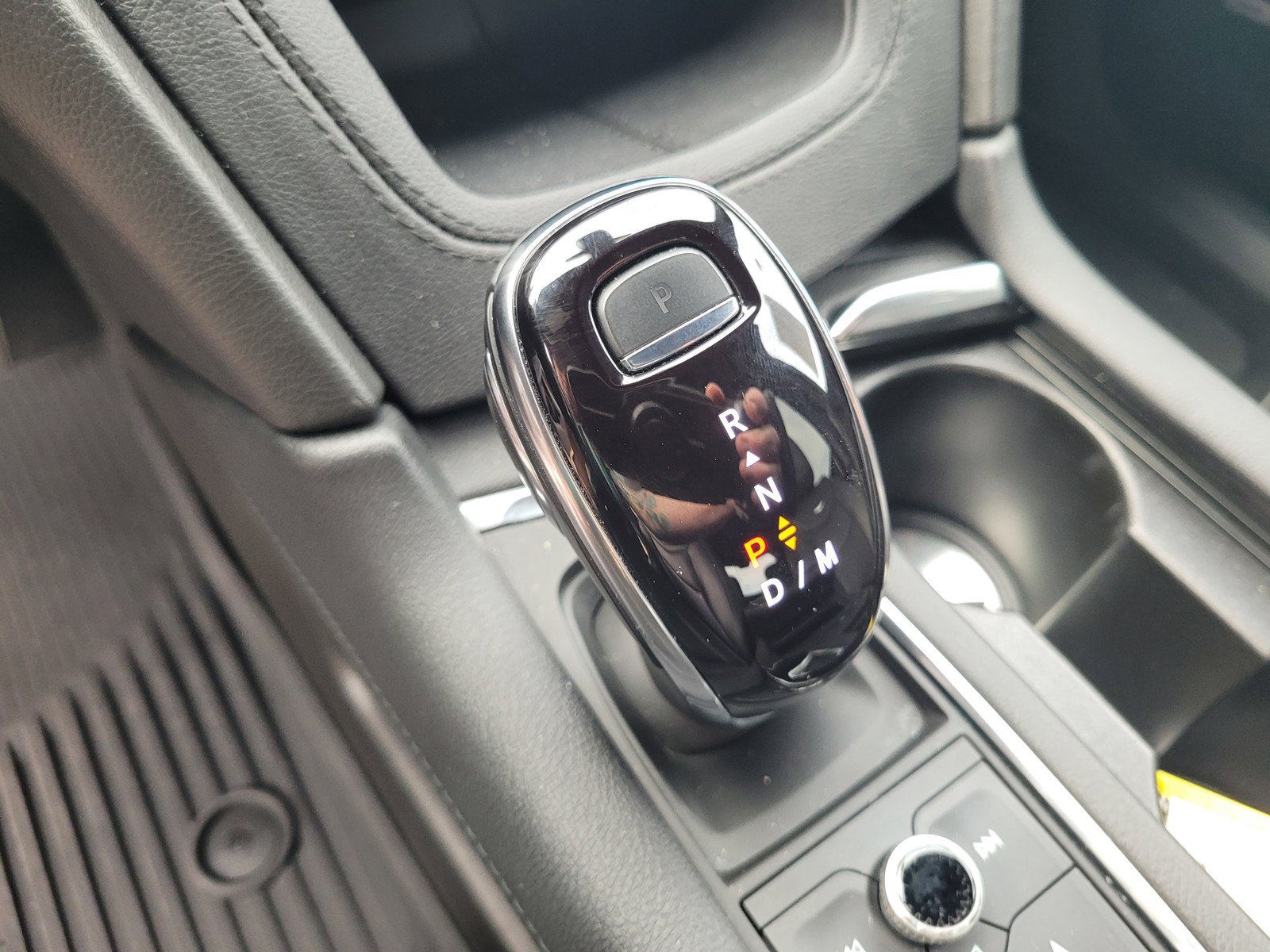 Certified 2025 Cadillac XT6 Premium Luxury FWD image 17