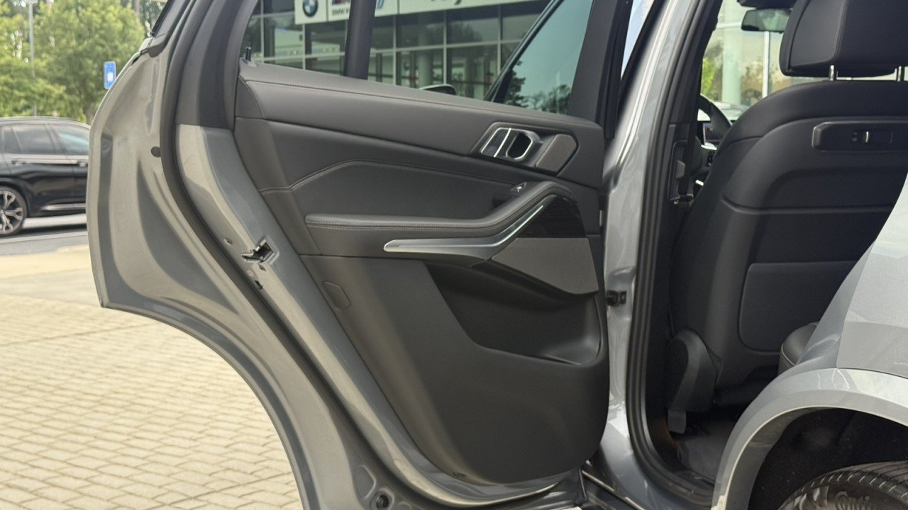 Used 2026 BMW X5 xDrive40i w/ M Sport Package AWD/4WD image 15