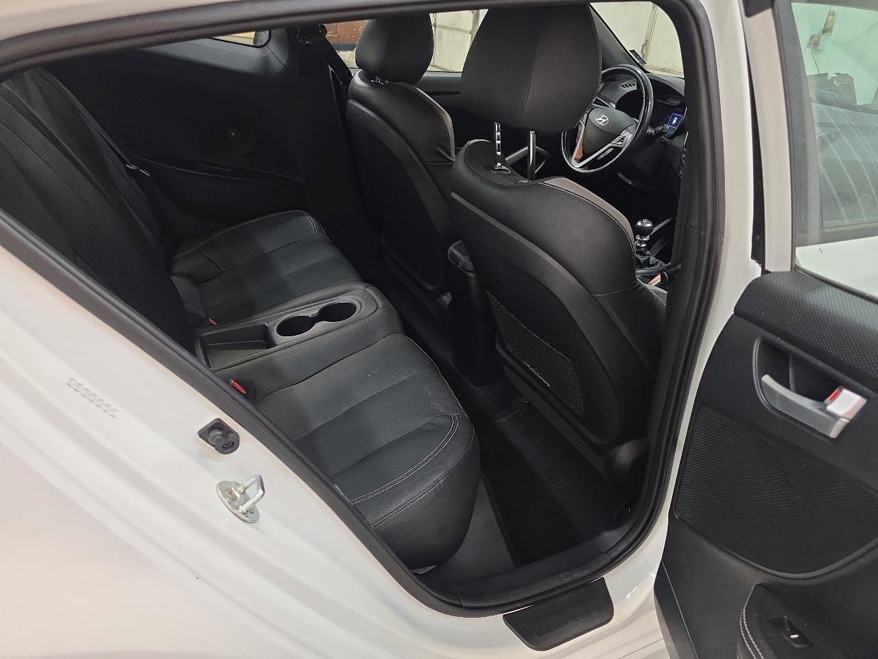 Used 2016 Hyundai Veloster Turbo FWD image 33