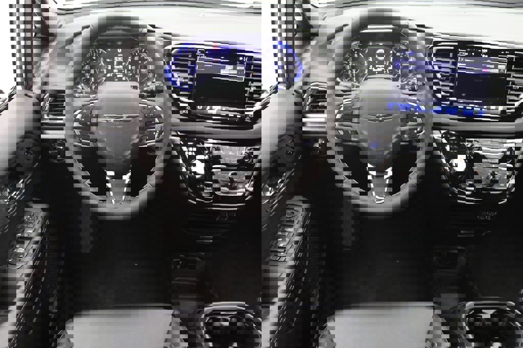 Used 2025 Chrysler Pacifica Select image 12