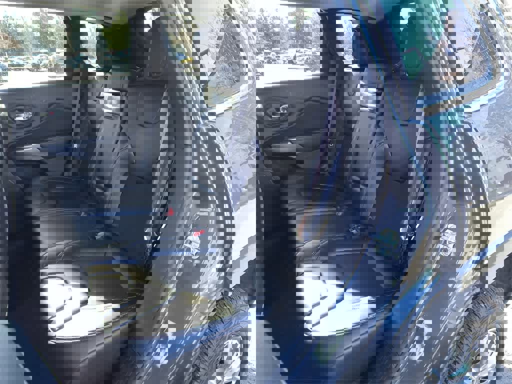 Used 2019 Jeep Cherokee Latitude Plus w/ Comfort/Convenience Group image 21