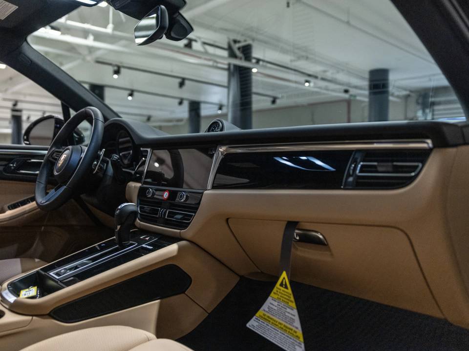 Certified 2026 Porsche Macan AWD/4WD image 32