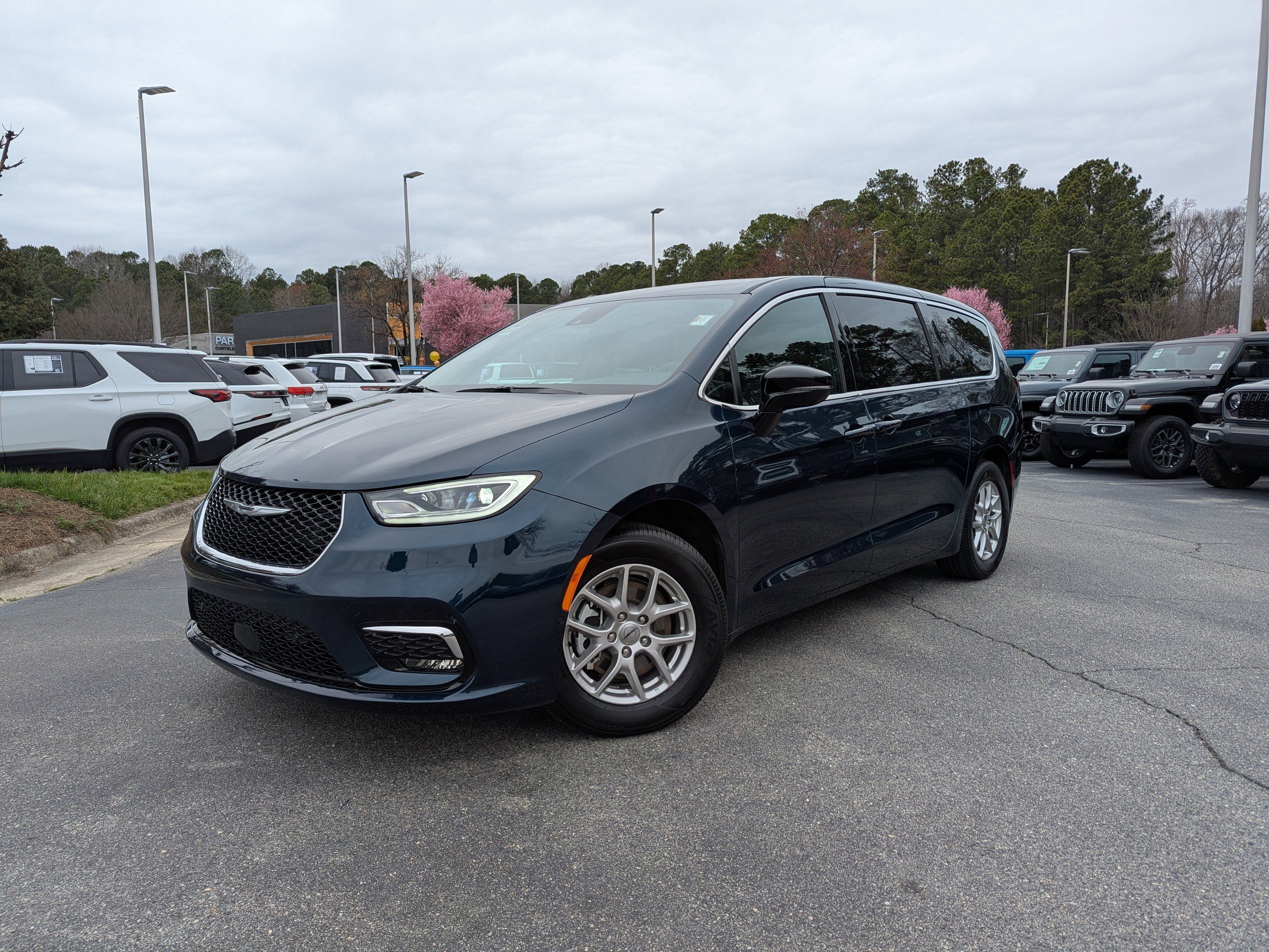 Used 2025 Chrysler Pacifica Select video 1