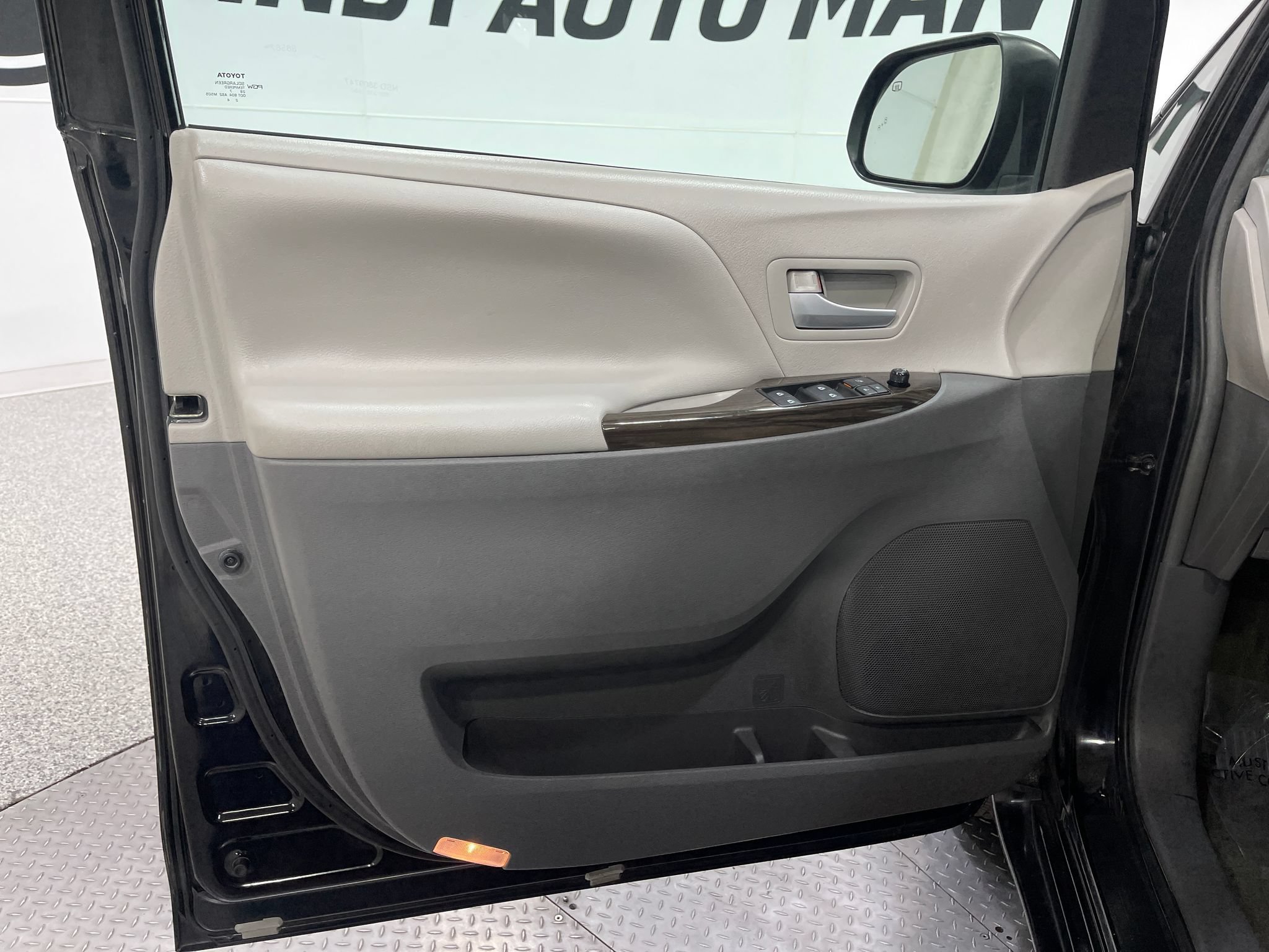 Used 2017 Toyota Sienna XLE w/ XLE Navigation Package FWD image 14