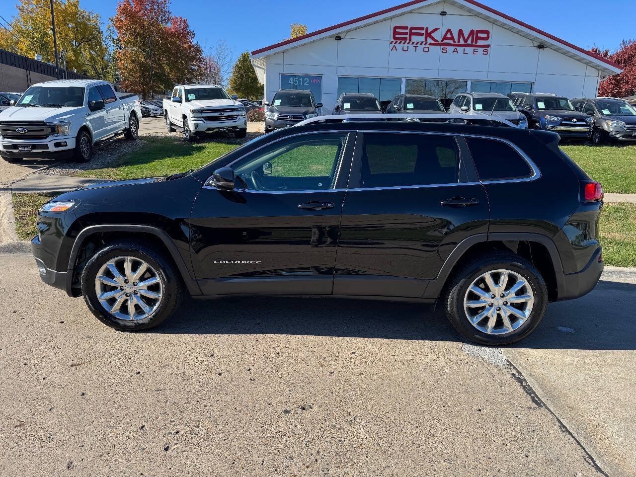 Used 2017 Jeep Cherokee Limited AWD/4WD image 2