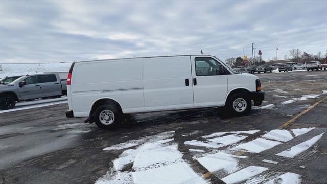 Used 2017 Chevrolet Express 3500 Extended image 2