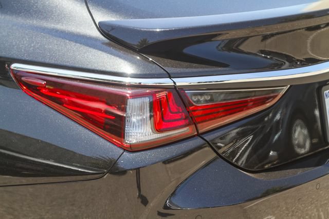Used 2025 Lexus ES 300h w/ Premium Package FWD image 11