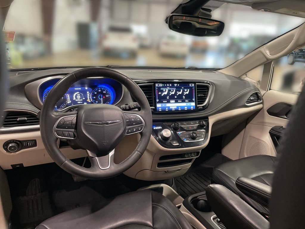 Used 2023 Chrysler Pacifica Touring-L AWD/4WD image 17