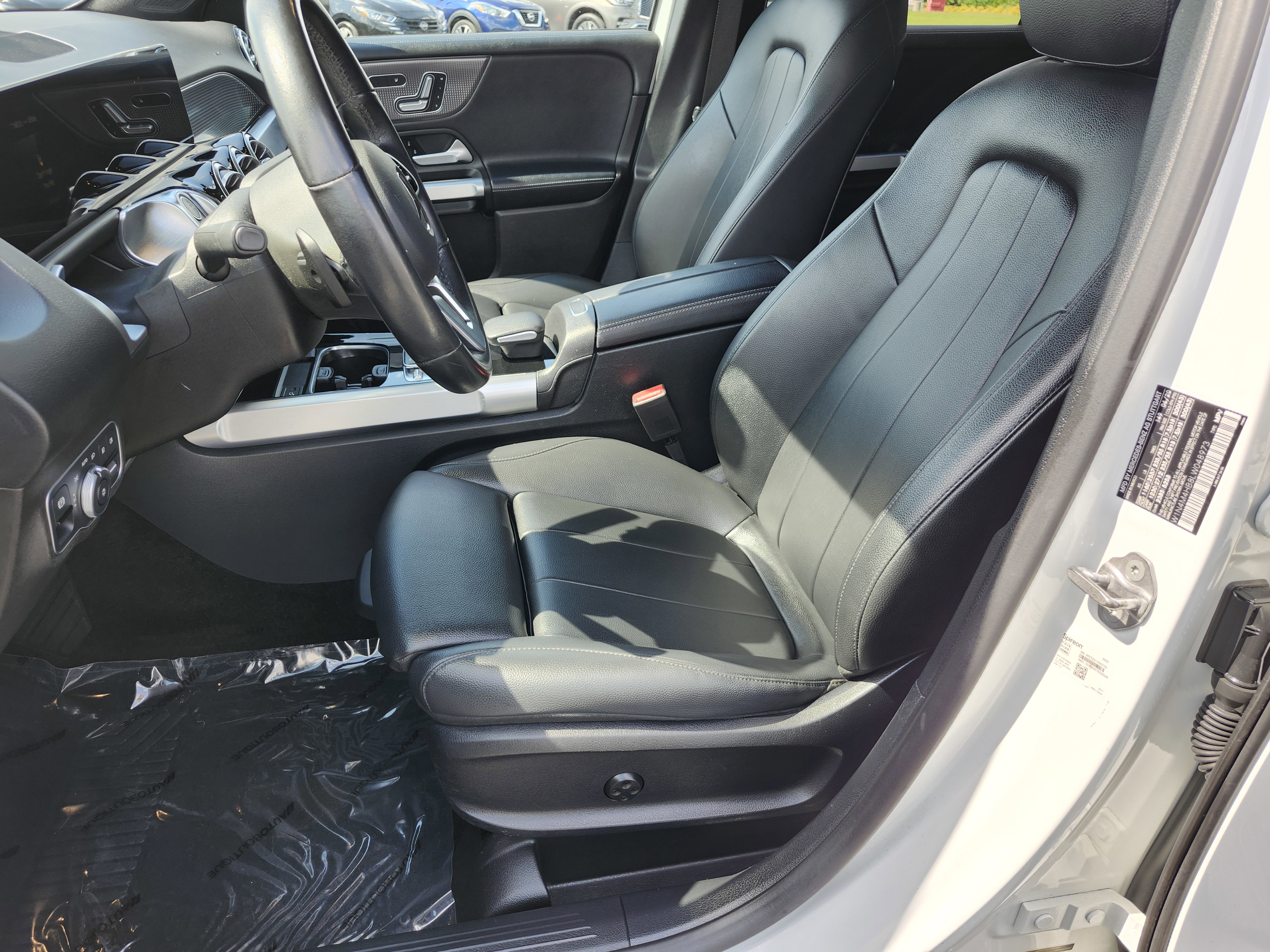Used 2020 Mercedes-Benz GLB 250 4MATIC w/ Premium Package image 24