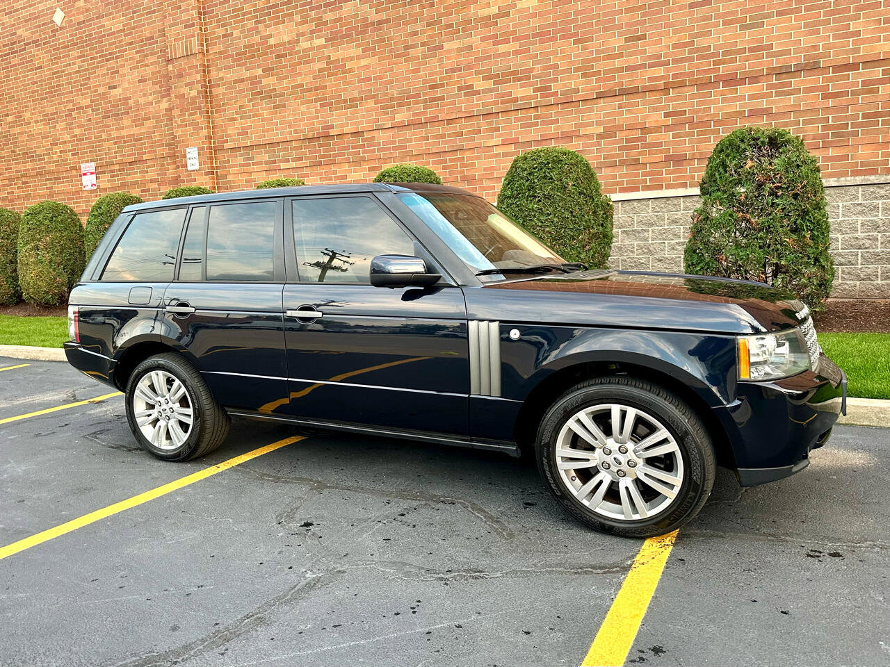 Used 2010 Land Rover Range Rover HSE LUX image 37