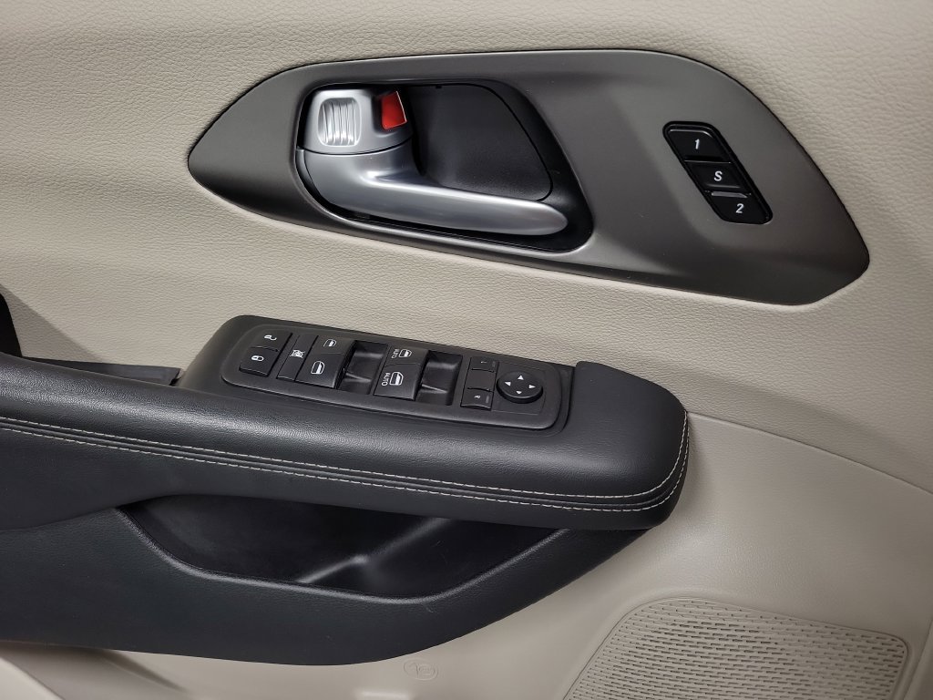 Used 2024 Chrysler Pacifica Touring-L FWD image 23