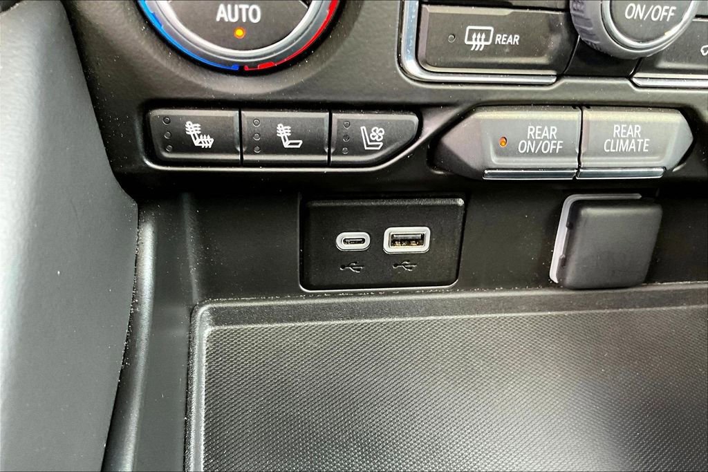 Used 2024 Chevrolet Tahoe High Country w/ Premium Package image 18