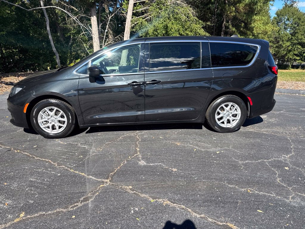 Used 2022 Chrysler Voyager LX FWD image 4
