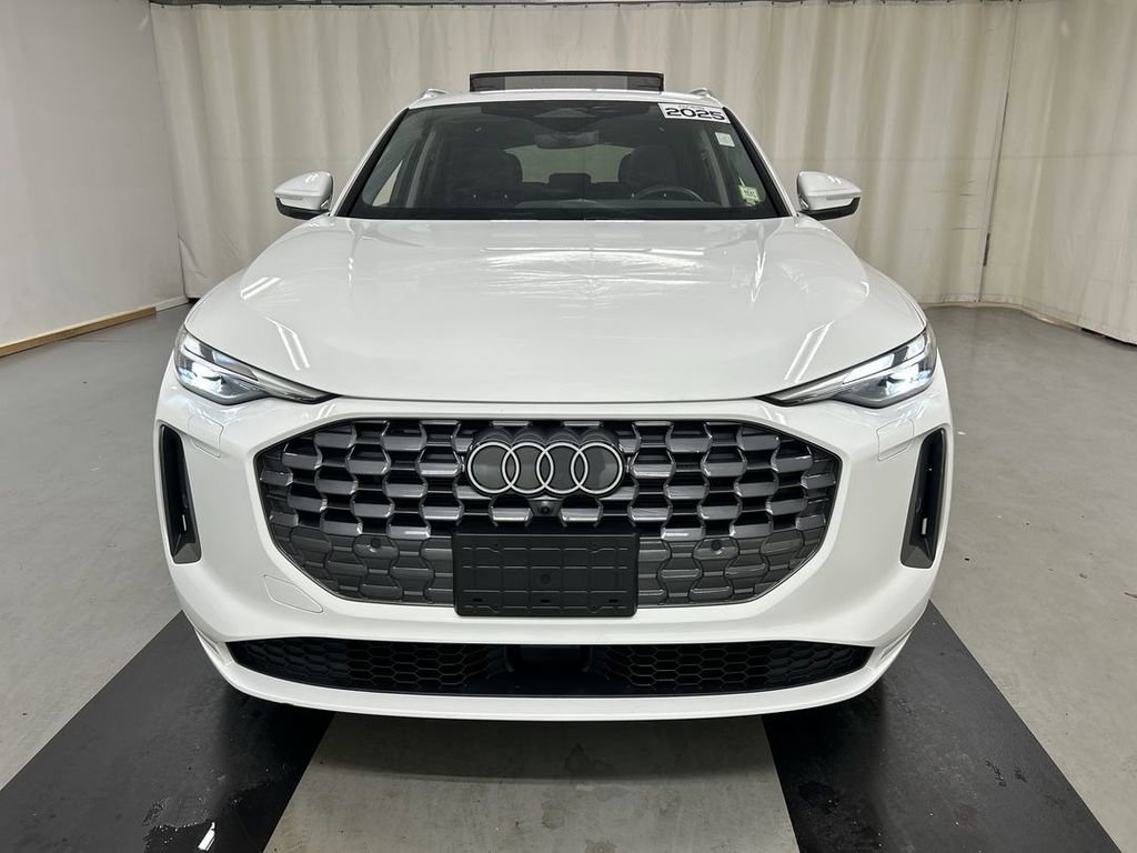 Used 2025 Audi Q5 Premium w/ Convenience Package image 3