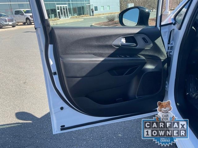 Used 2025 Chrysler Pacifica Select FWD image 9