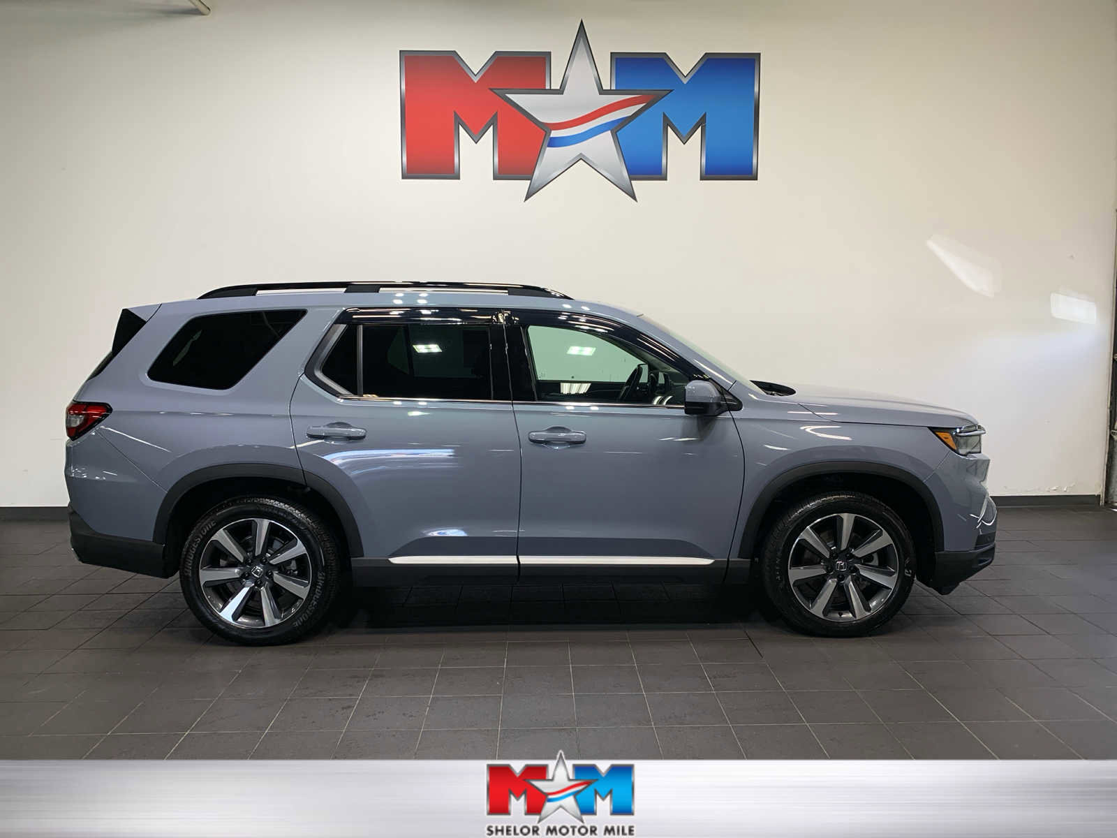 Used 2025 Honda Pilot Touring image 1