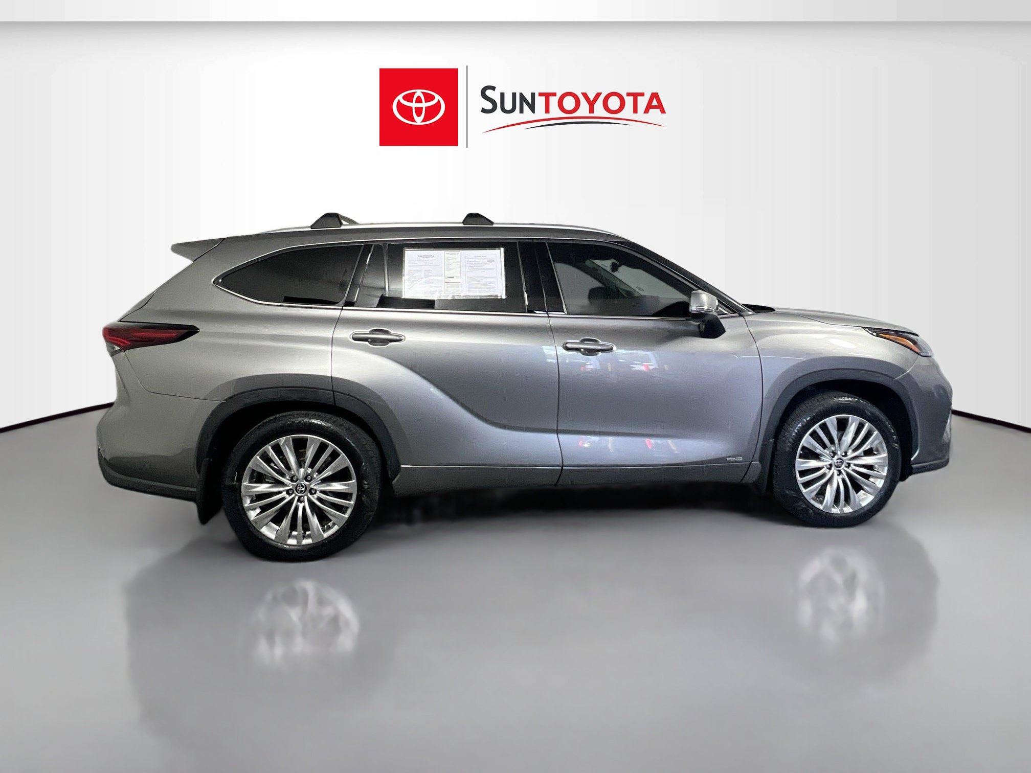 Used 2025 Toyota Highlander Platinum AWD/4WD image 2