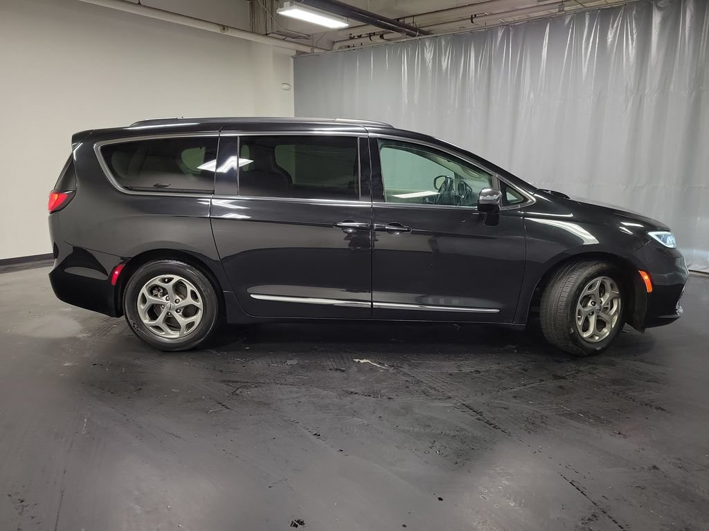 Used 2023 Chrysler Pacifica Limited FWD image 9