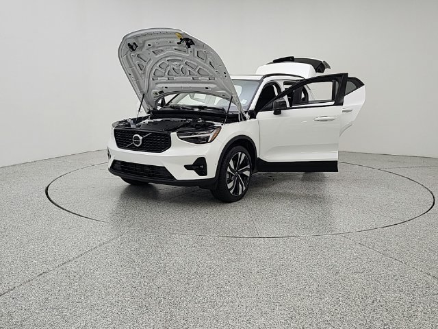 Certified 2025 Volvo XC40 B5 Ultra AWD/4WD image 9