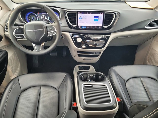 Used 2024 Chrysler Pacifica Touring-L image 16