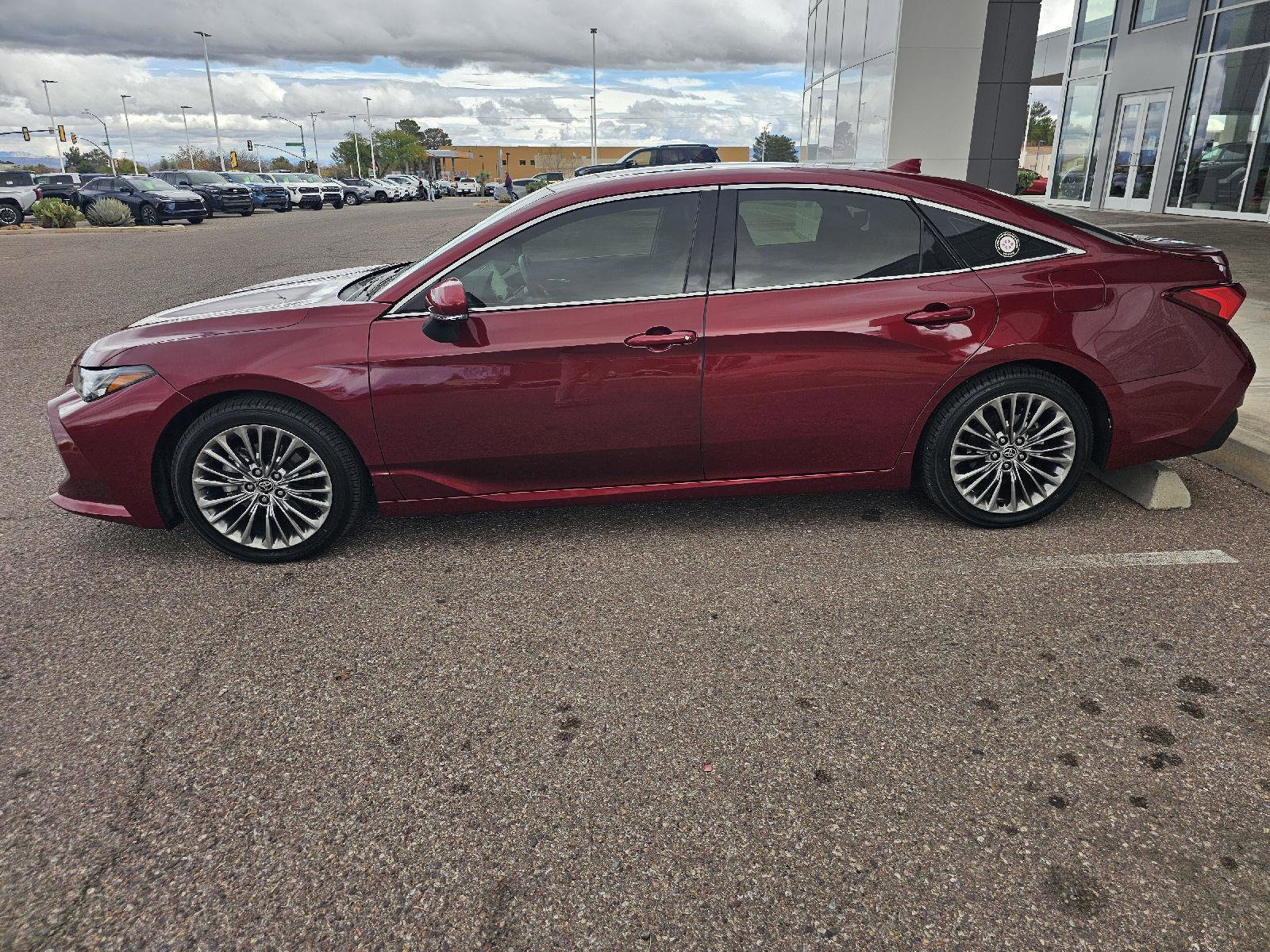 Used 2022 Toyota Avalon Limited image 2