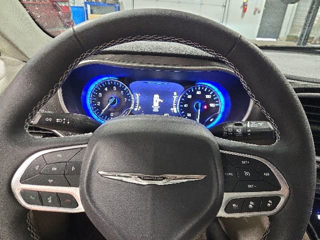 Used 2024 Chrysler Pacifica Touring-L FWD image 16