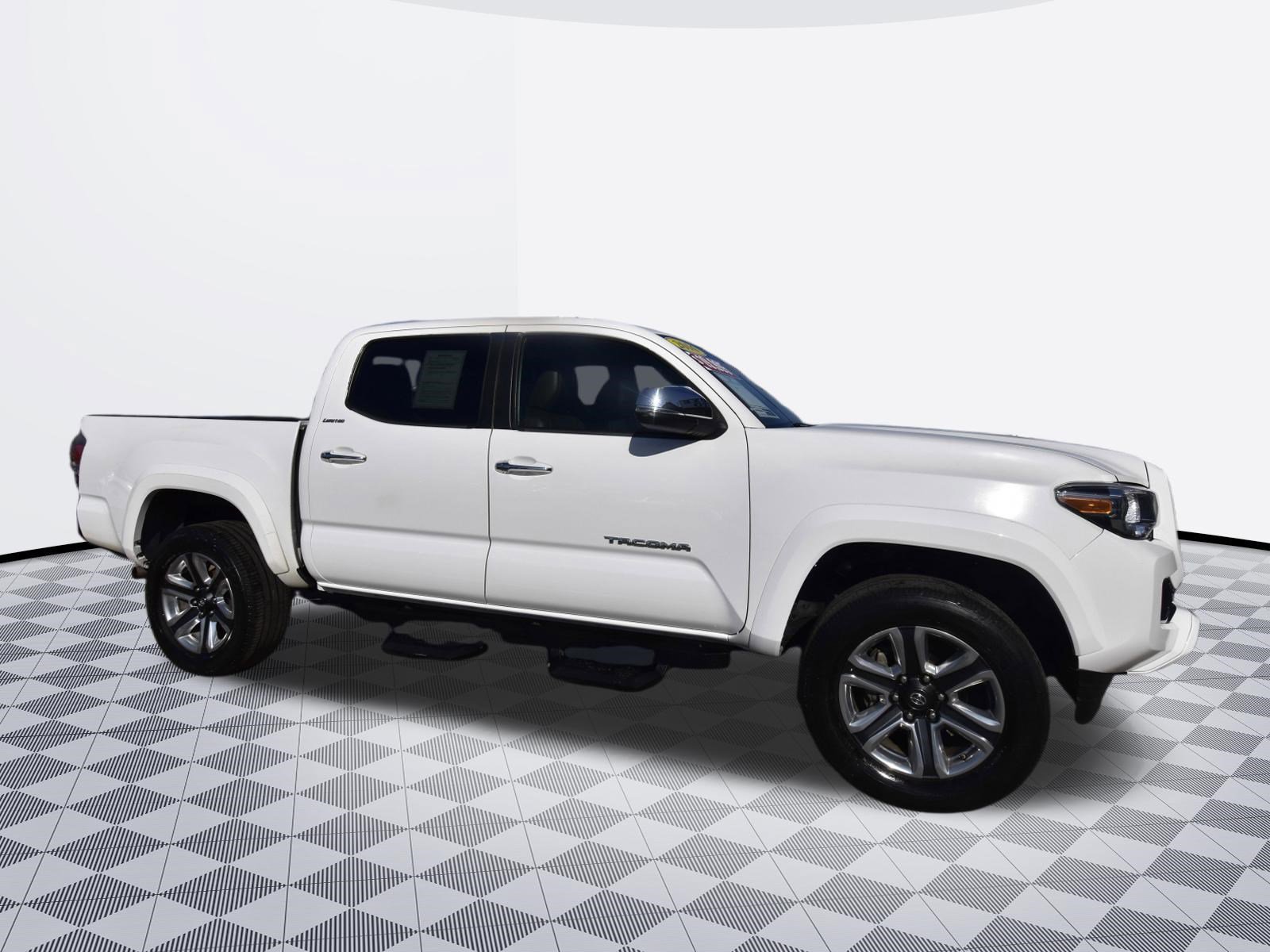 Used 2016 Toyota Tacoma Limited w/ Towing Package RWD image 4
