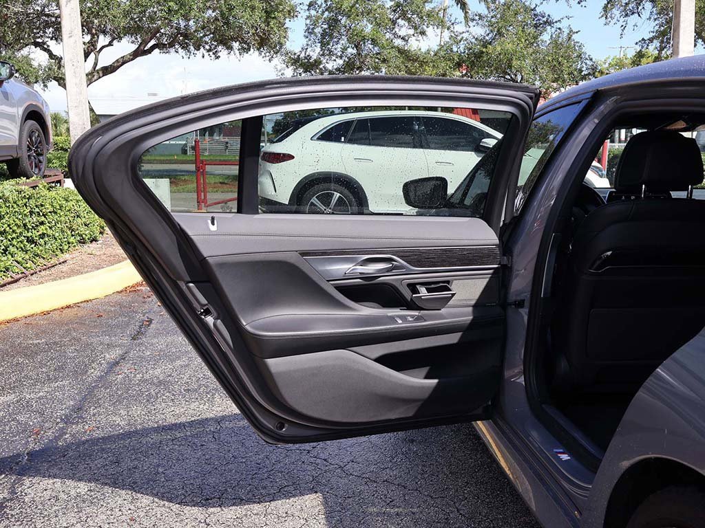 Used 2022 BMW 740i w/ M Sport Package image 27