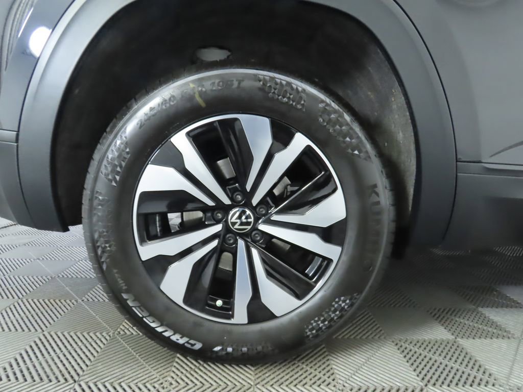 Used 2025 Volkswagen Atlas Cross Sport SE image 32