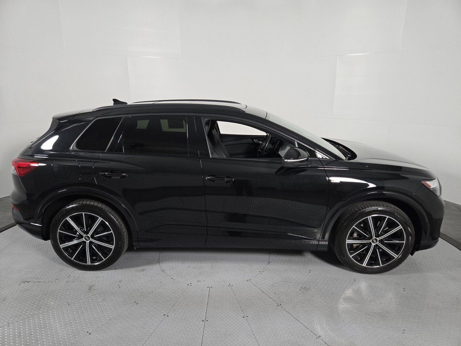 Used 2022 Audi Q4 e-tron Premium Plus w/ Premium Plus image 4