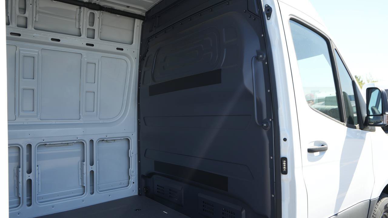 Used 2024 Mercedes-Benz Sprinter 2500 image 13