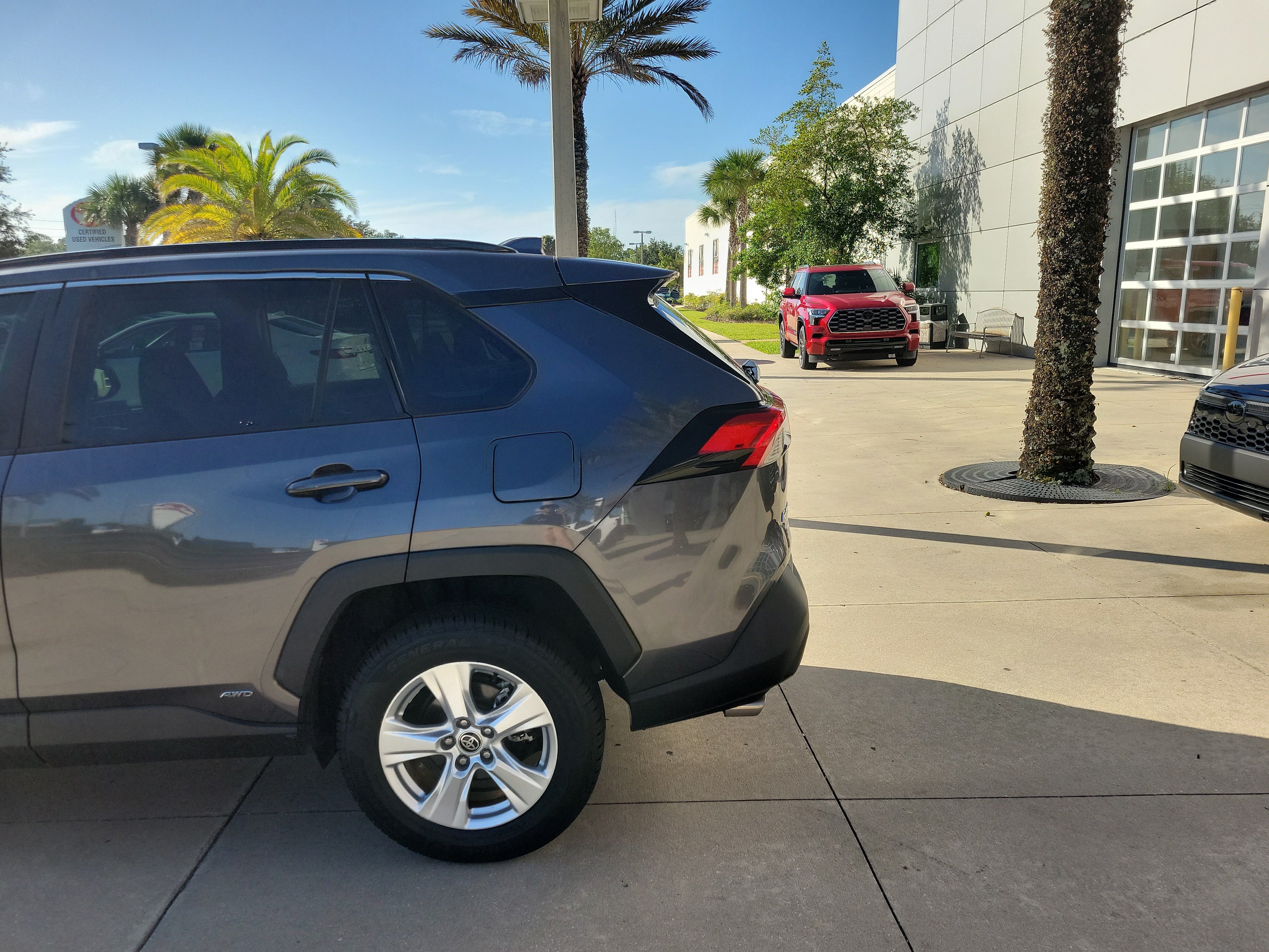 Used 2021 Toyota RAV4 XLE AWD/4WD image 4