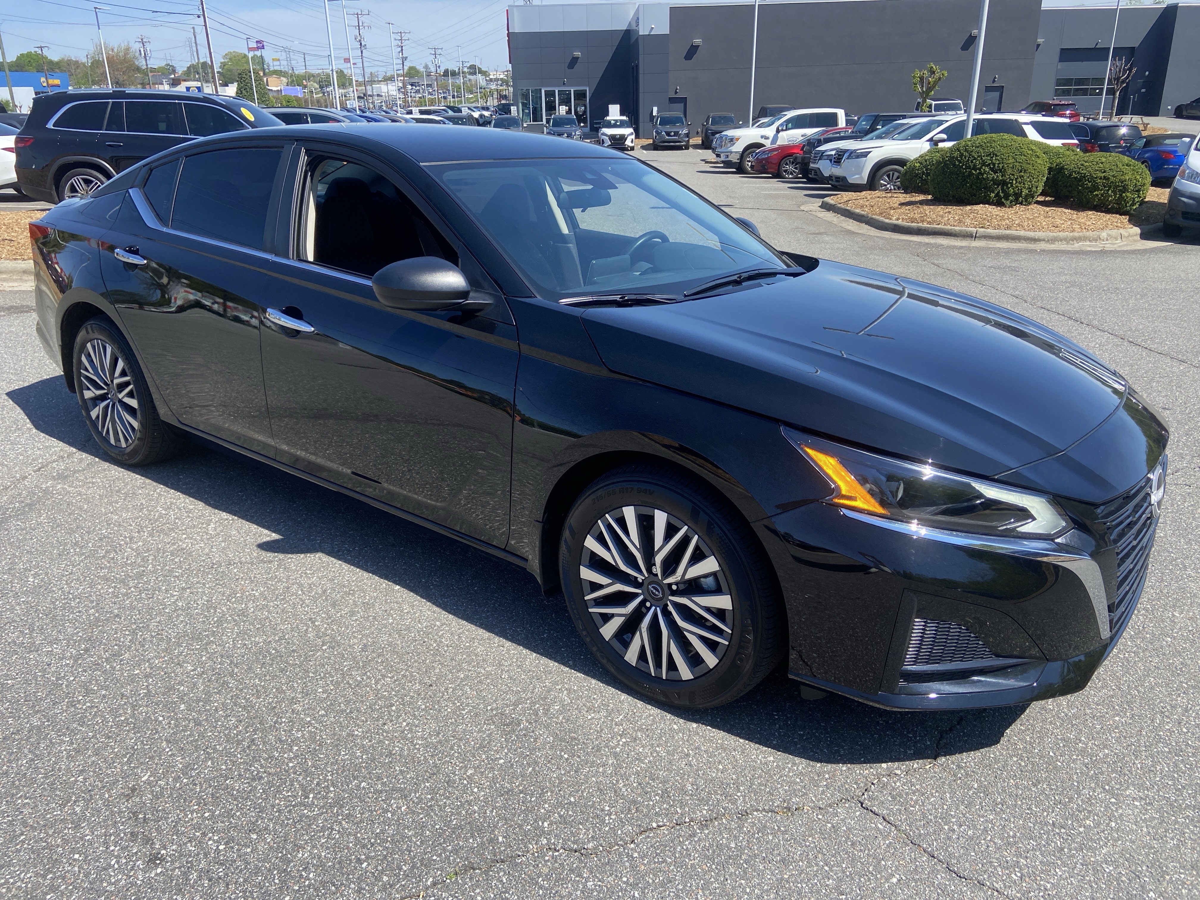 Certified 2025 Nissan Altima 2.5 SV image 3