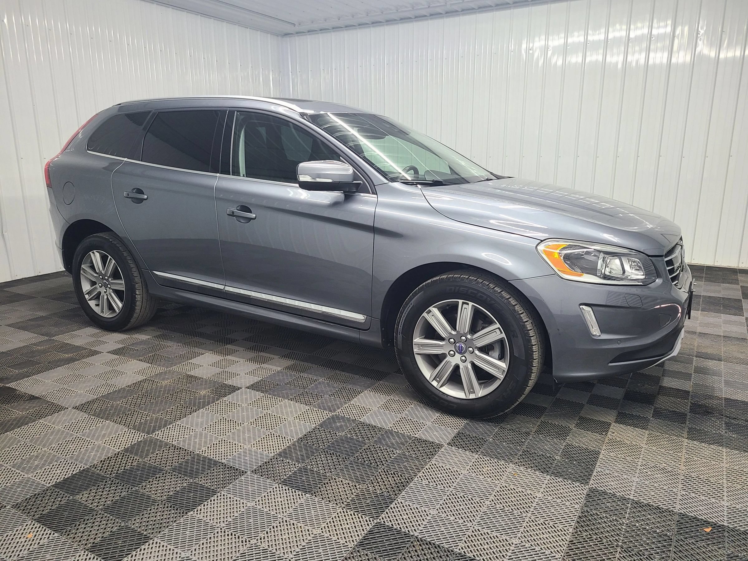 Used 2016 Volvo XC60 T5 Platinum w/ Climate Package AWD/4WD image 1