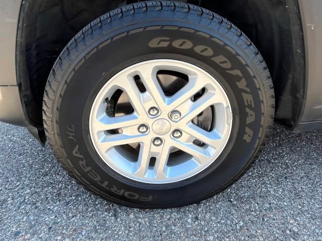 Used 2023 Jeep Grand Cherokee Laredo AWD/4WD image 9