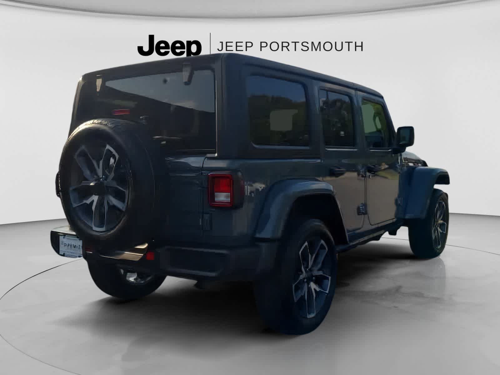 Used 2024 Jeep Wrangler Unlimited w/ Convenience Group AWD/4WD image 5