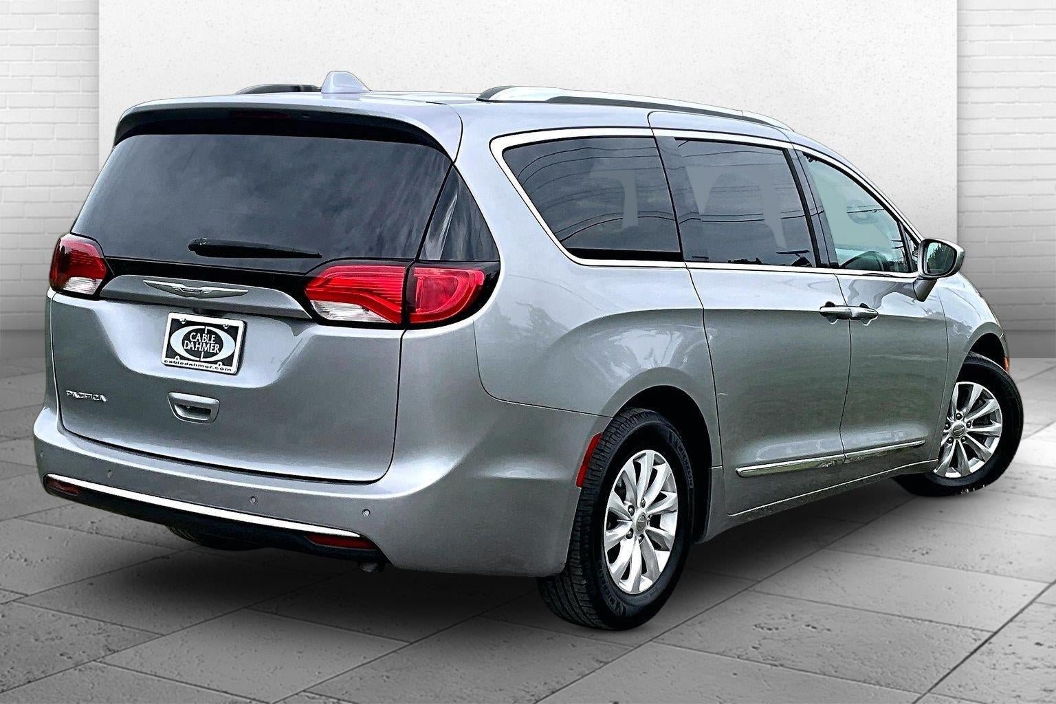 Used 2018 Chrysler Pacifica Touring-L FWD image 12