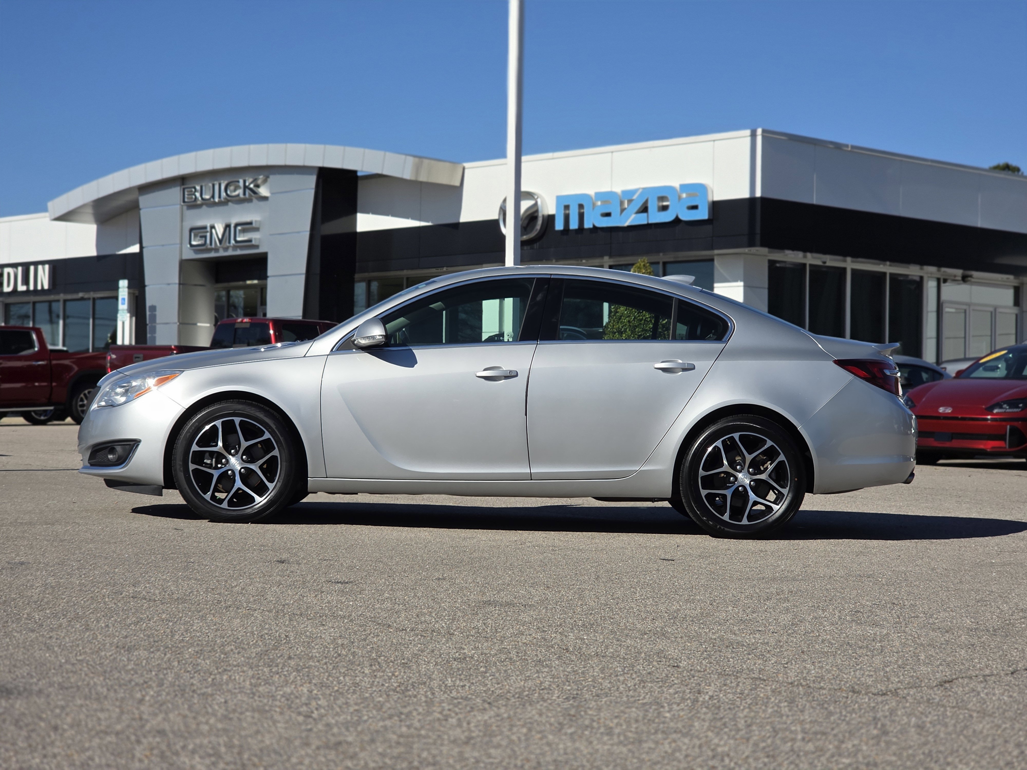 Used 2017 Buick Regal Sport Touring image 4