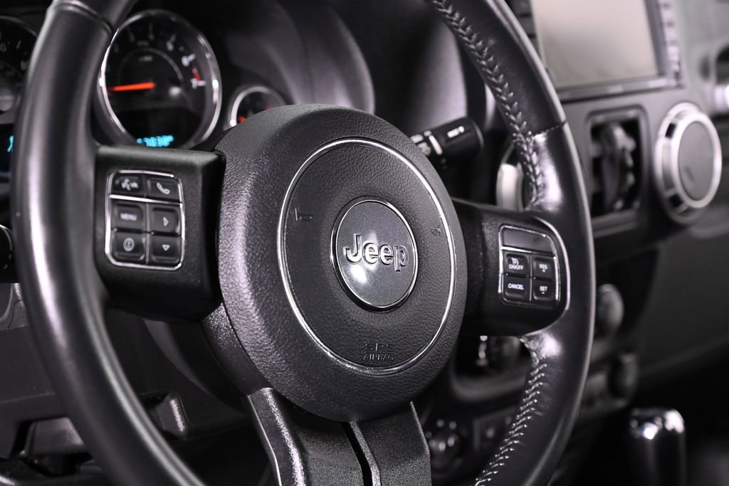 Used 2016 Jeep Wrangler Unlimited Rubicon w/ Connectivity Group AWD/4WD image 13